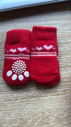 Calcetines rojos con corazones rosados