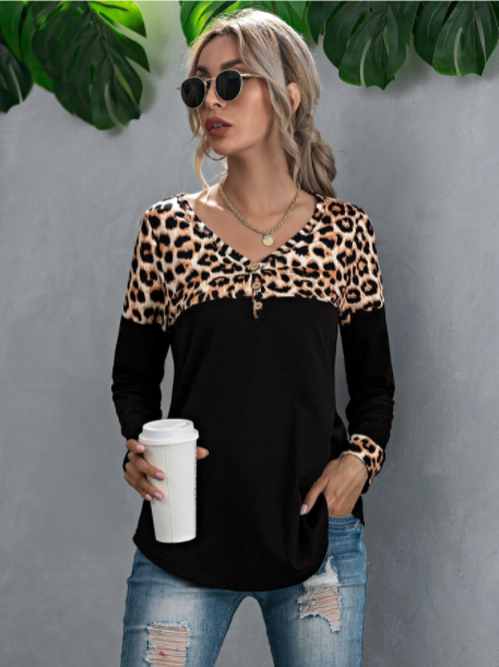 Blusa de leopardo en contraste con botón delantero