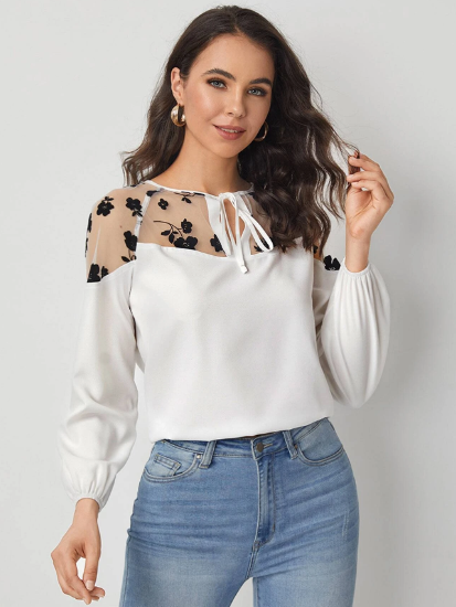 Blusa de cuello con cordón aplique de malla en contraste