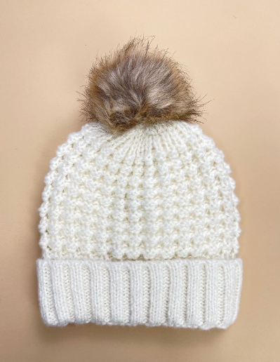 Gorro con diseño de pompón