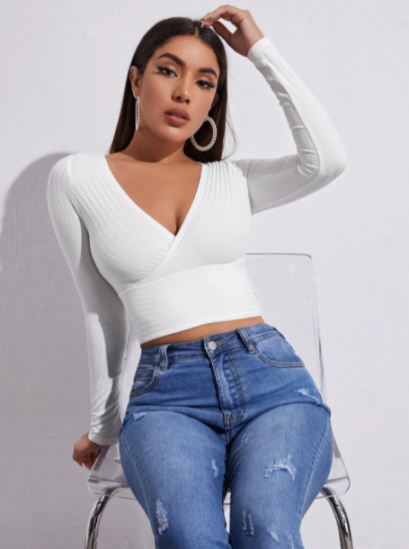 Blusa corta tejida de canalé de cuello cruzado