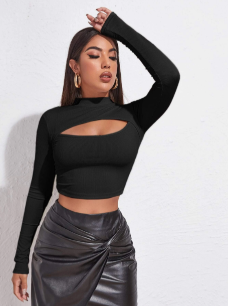 Blusa corta tejida de canalé con abertura de cuello alto