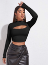 Blusa corta tejida de canalé con abertura de cuello alto