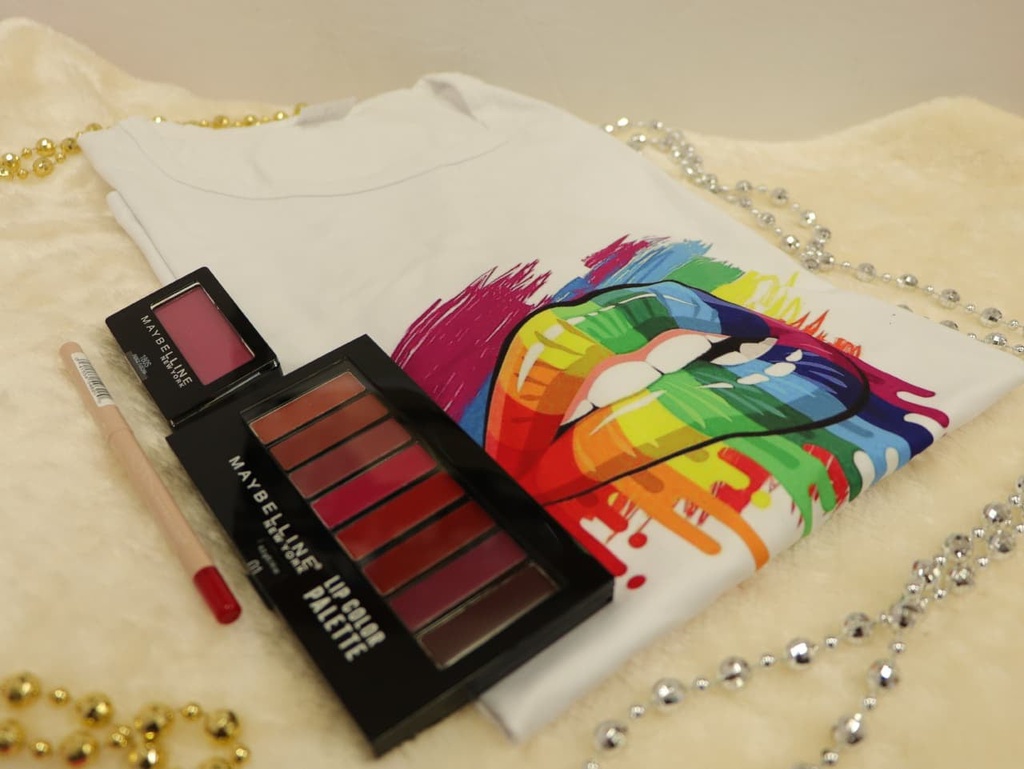 Combo Camiseta Labios Arcoiris con Maquillaje