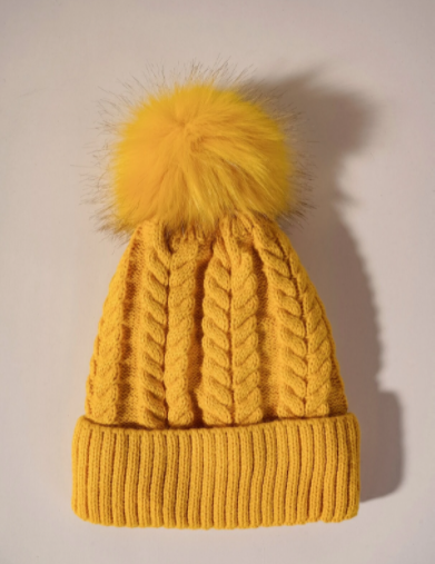 Gorro con diseño de pompón amarillo sc2110165993348277